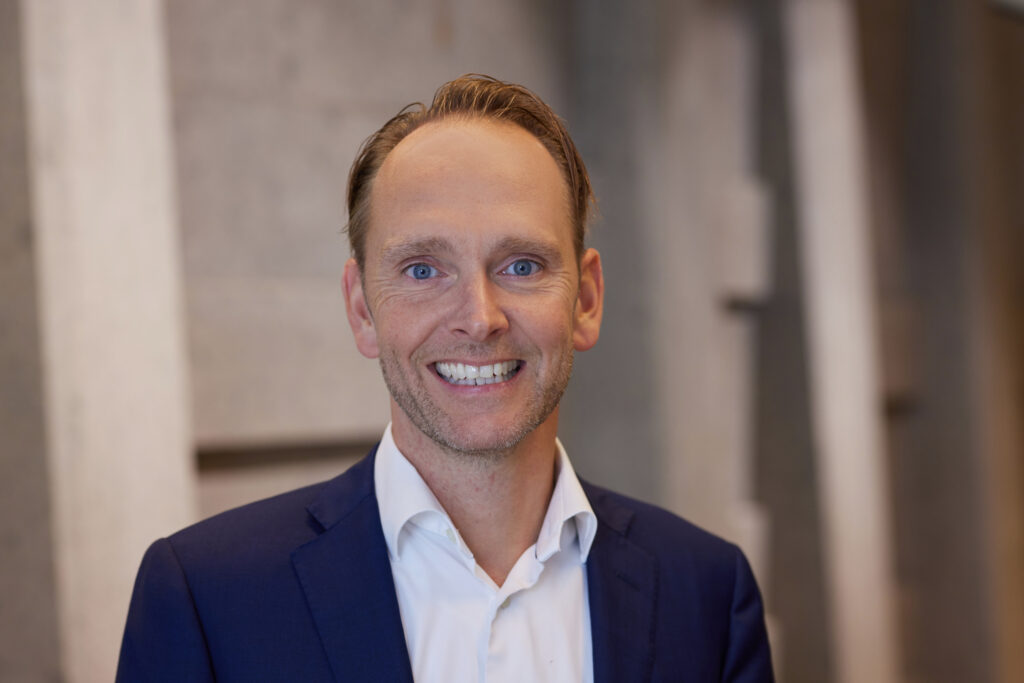  https://www.mannaertsappels.nl/wp-content/uploads/2024/04/Dirk-Spoormans_informeel_HR-scaled.jpg